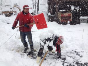Pigi e Silvia giocano con la neve - Vicini Azienda Agricola
